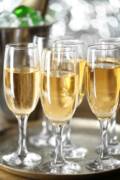 Bicchieri di champagne su sfondo luminoso — Foto Stock