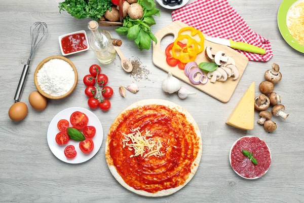 Ingredientes alimentares para pizza na mesa de perto — Fotografia de Stock