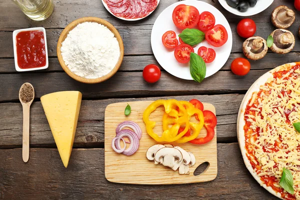 Ingredientes de comida para pizza en la mesa de cerca —  Fotos de Stock
