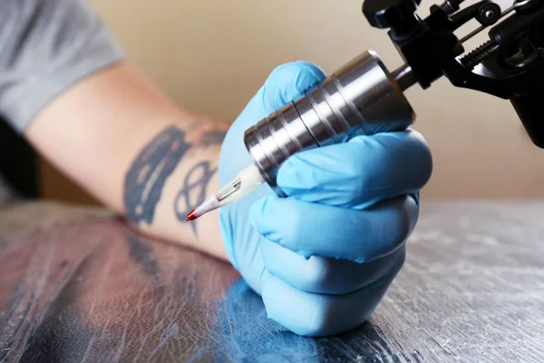 Tattoo artist at work — Stock Photo, Image