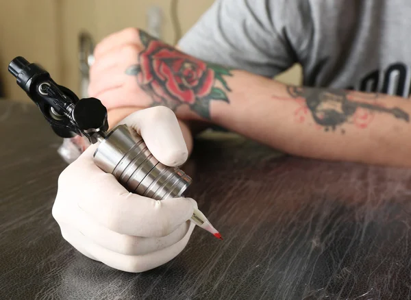 Tatuaje artista en el trabajo de cerca —  Fotos de Stock