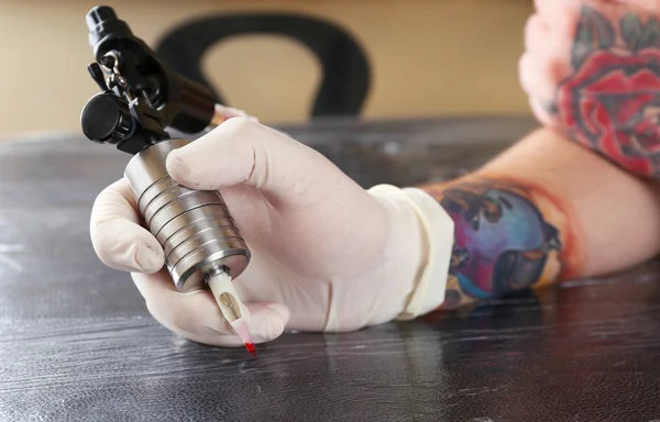 Tattoo kunstenaar op het werk close-up — Stockfoto