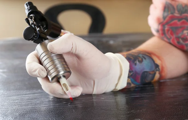 Tatuagem artista no trabalho de perto — Fotografia de Stock