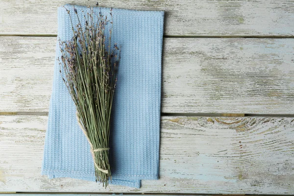 Mooie droge bloemen op servet — Stockfoto