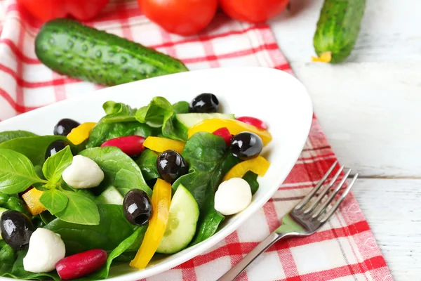 Salade de légumes frais dans un bol sur la table fermer — Photo