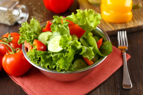 Insalata di verdure fresca in ciotola sul tavolo da vicino — Foto Stock