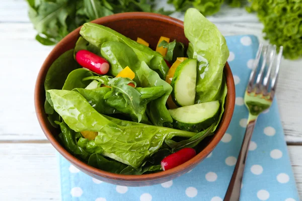 Ensalada de verduras frescas en tazón en la mesa de cerca —  Fotos de Stock