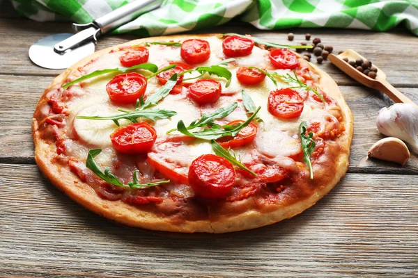 Heerlijke pizza met kaas en cherry tomaten op houten tafel, close-up — Stockfoto