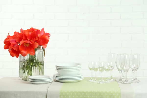 Tablo ayarları ve Lale çiçek vazoda masada açık renkli üzerinde — Stok fotoğraf