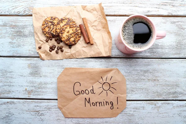 Tasse de café avec des biscuits frais et avoir une belle journée de massage sur une table en bois, vue sur le dessus — Photo