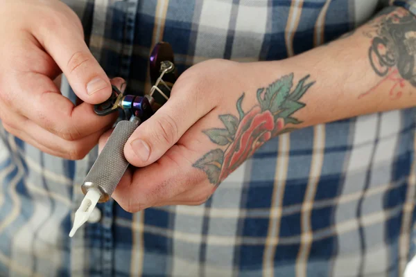 Hand av tatuerare tatuering maskin, närbild — Stockfoto