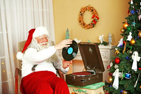 Papai Noel sentado em cadeira confortável — Fotografia de Stock