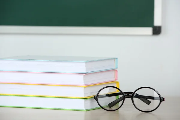 Hoop van boeken en glazen — Stockfoto