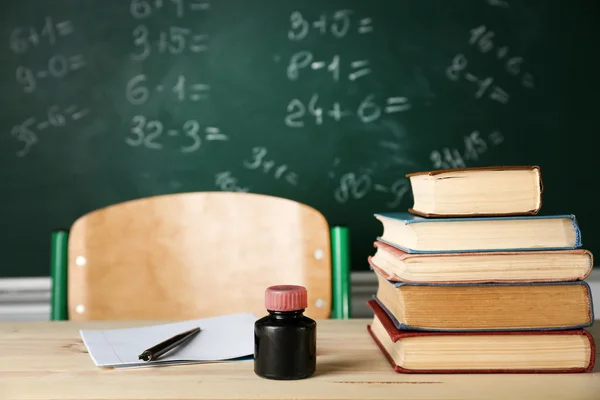 Bücherstapel auf dem Schreibtisch — Stockfoto