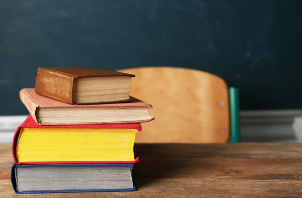 Montón de libros en el escritorio — Foto de Stock