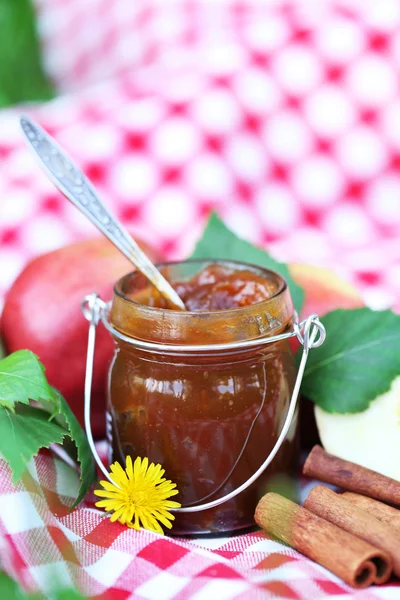 Apple jam in kruik en verse rode appels buitenshuis — Stockfoto