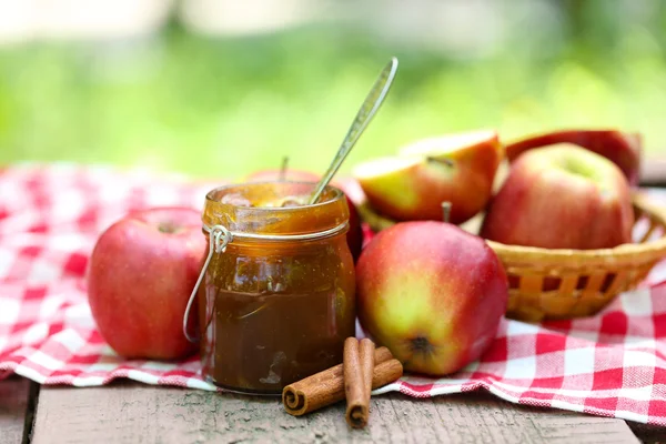 Marmellata di mele in vaso e mele rosse fresche all'aperto — Foto Stock