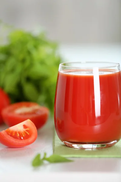 Tomatensap en verse tomaten op houten tafel close-up — Stockfoto