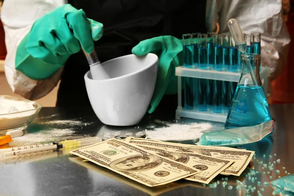 Chemist working in drug laboratory — Stock Photo, Image