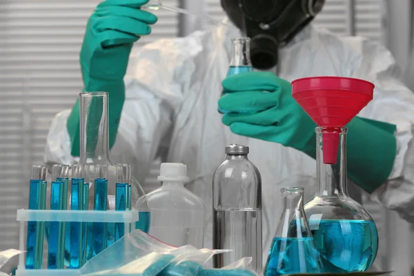 Chemist working in drug laboratory — Stock Photo, Image