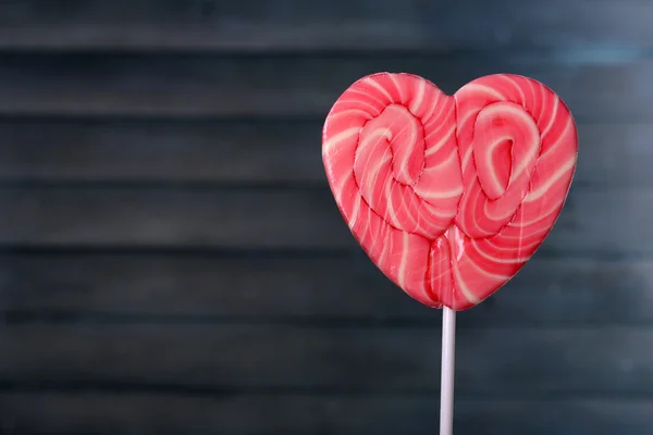 Ljusa lollipop i form av hjärta — Stockfoto