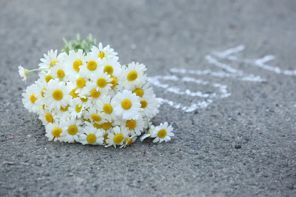 Beautiful bouquet of daisies — Stock Photo, Image