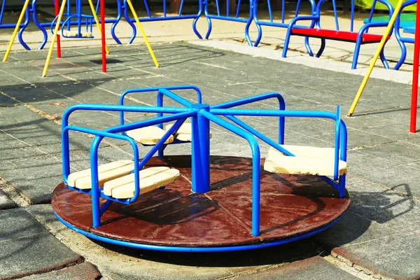 Carrossel vazio no parque infantil — Fotografia de Stock
