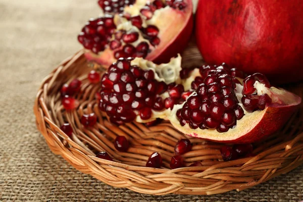 Pomegranate seeds on wicker tray, closeup — Stock Photo, Image