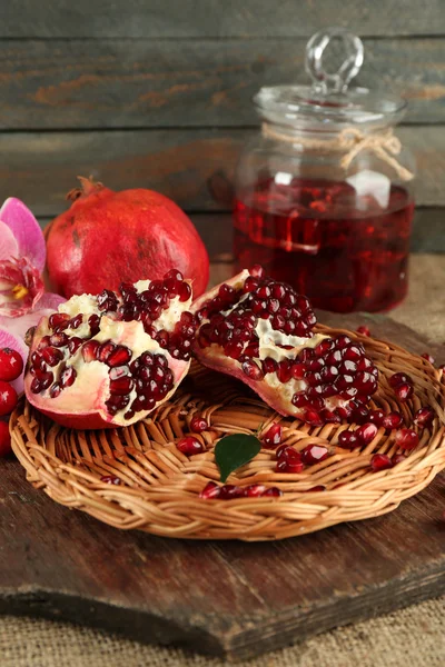 Pomegranate seeds and juice on table, closeup — Stock Photo, Image