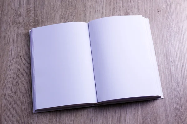 Libro en blanco sobre fondo de madera — Foto de Stock
