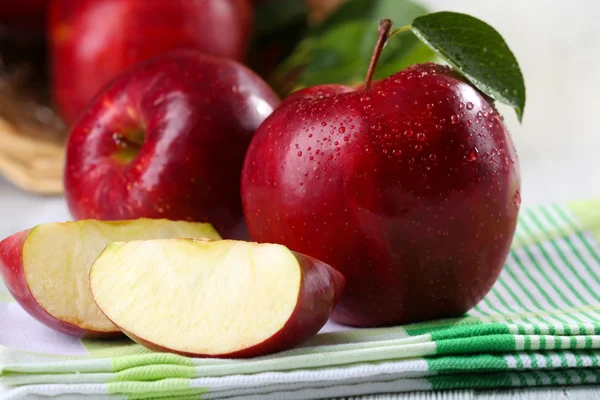 Érett vörös alma az asztalon közelről — Stock Fotó