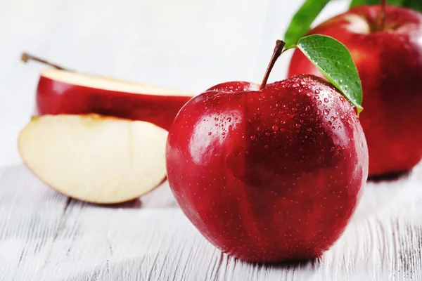 Manzanas rojas maduras en la mesa de cerca — Foto de Stock