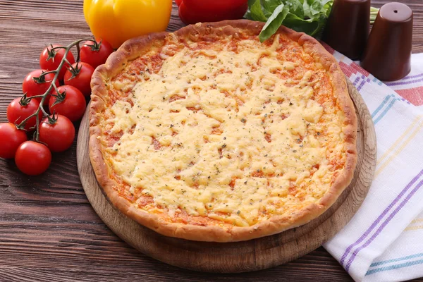 Ost pizza med grönsaker på bordet på nära håll — Stockfoto