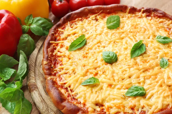 Pizza de queso con verduras en la mesa de cerca — Foto de Stock