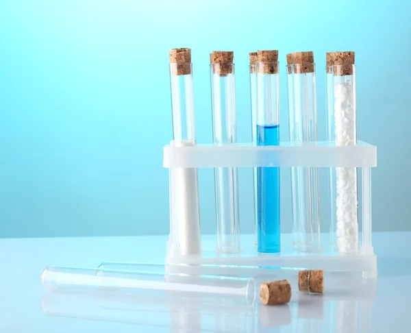 Tubos de ensaio de laboratório vazios sobre fundo azul — Fotografia de Stock