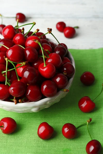 Sötkörsbär i skål på bordet på nära håll — Stockfoto