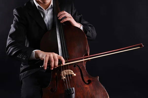 Homme jouant sur violoncelle — Photo