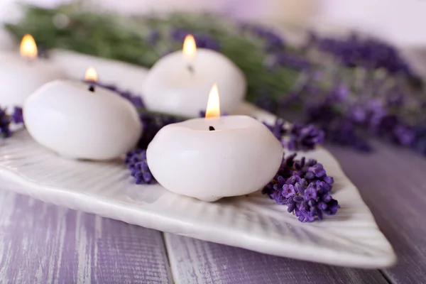 Kaarsen met lavendel — Stockfoto