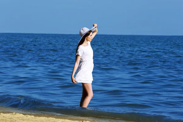 Mujer bonita en la playa — Foto de Stock