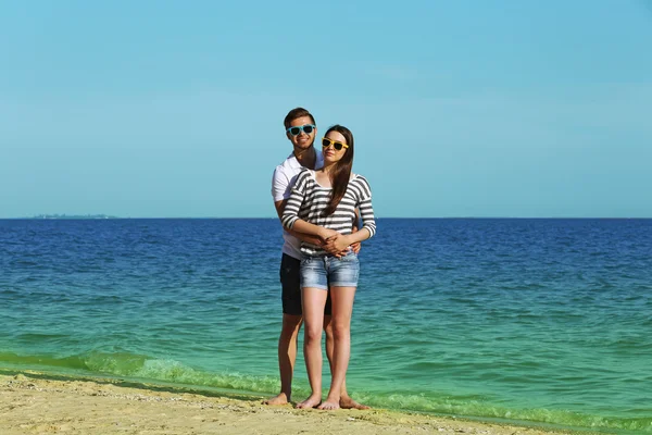 Belo jovem casal na praia — Fotografia de Stock