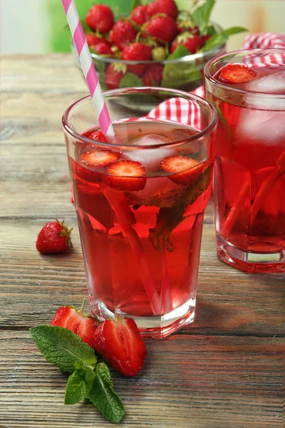 Gläser Erdbeersaft mit Beeren auf dem Tisch aus nächster Nähe — Stockfoto
