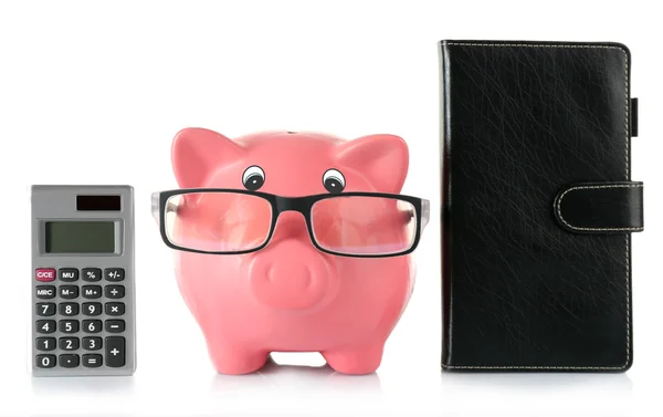 Piggy bank met glazen en rekenmachine geïsoleerd op wit — Stockfoto