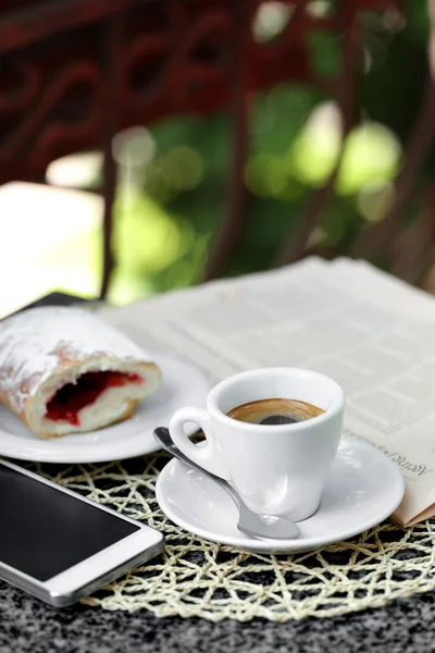 Xícara de cappuccino na mesa no café — Fotografia de Stock