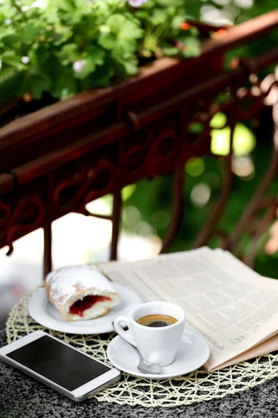 Xícara de cappuccino na mesa no café — Fotografia de Stock