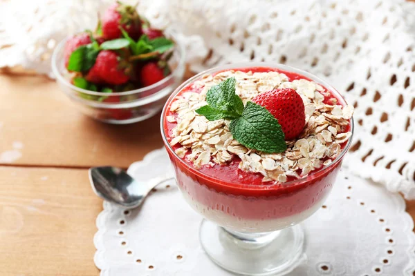 Dessert mit frischen Erdbeeren, Sahne und Müsli, auf Holztischhintergrund — Stockfoto