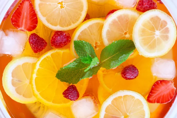 Punch fruité dans un bol en verre, vue sur le dessus — Photo