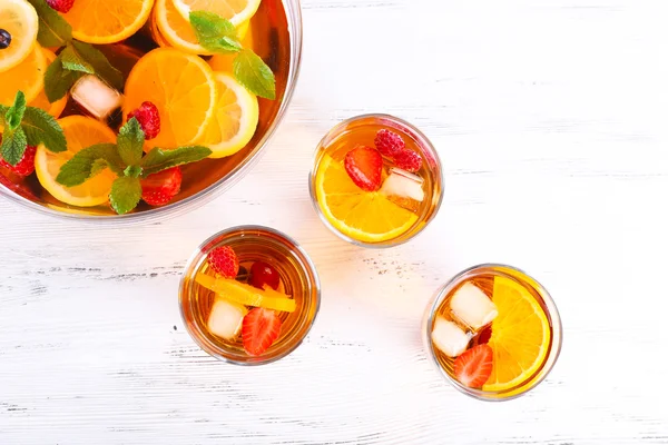 Fruchtiger Punsch im Glas auf Holztisch, Draufsicht — Stockfoto