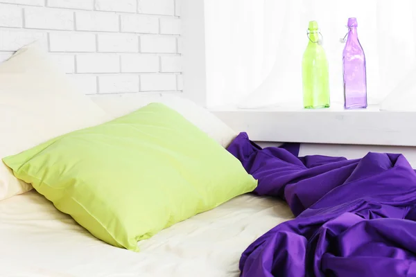 Tempat tidur yang nyaman dengan selimut ungu — Stok Foto