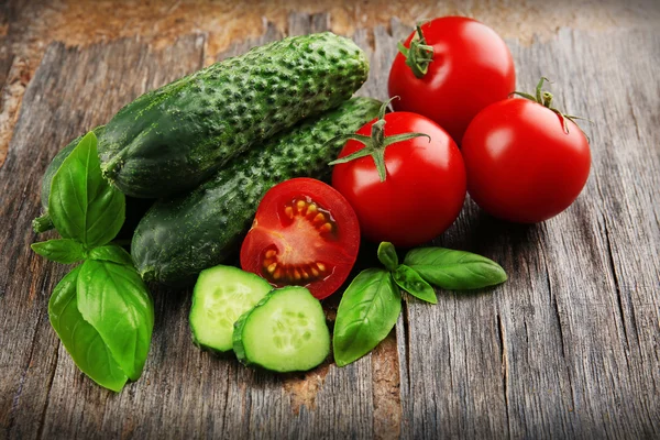 Légumes frais sur fond en bois — Photo