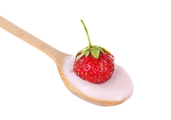 Délicieux yaourt à la cuillère avec fraise isolé sur blanc — Photo